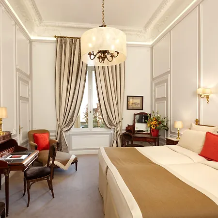 Regina Louvre פריז