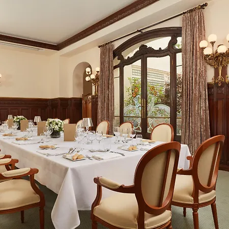 Regina Louvre Szálloda 5*